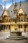 Visitatori ammirano lo storico ospedale dei poveri di Beaune, Borgogna, Francia - © Massimo Santi / Shutterstock.com
