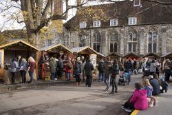 Visitatori al primo week end dell'annuale mercato del Natale alla cattedrale di Winchester, Inghilterra - © Peter Titmuss / Shutterstock.com