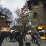 Visitatori nel borgo medievale di Grazzano Visconti ...