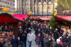 Tantissimi visitatori ogni anno affolano i mercatini di Natale di Colonia, in Germania - foto © hans engbers / Shutterstock.com