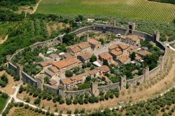 Veduta aerea del Borgo di Monteriggioni (Toscana) - In questa immagine che fortunatamente abbraccia tutto il perimetro delle fortificazioni, si riesce a vedere in modo chiaro la bellezza di ...