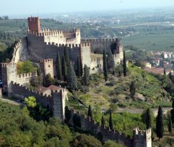 Vista aerea del grande complesso di difesa del Castello di Soave e parte della cerchia di mura che cingono il borgo stroico: siamo in Veneto, a pochi chilometri da Verona