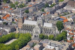 Vista aerea della Cattedrale di San Giovanni (Sint-Janskathedraal) nella città di s-Hertogenbosch, altrimenti detta "Den Bosch", in Olanda - foto © R.A.R. de Bruijn Holding ...