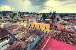 Nuvole su Trinidad, Cuba - incombono le nuvole su questa splendida città nel cuore dei Caraibi, in cui spiccano la celebre Plaza Major, la sontuosa Chiesa della Santissima Trinità ...