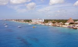 La vista aerea della costa dell'isola di Cozumel. Si tratta di una delle principali mete turistiche della cosiddetta Riviera Maya, in Messico - foto © Shutterstock.com

