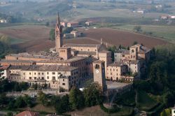 Vista aerea del borgo di Castelvetro in Emilia-Romagna ...