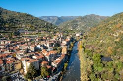 Vista aerea del borgo di Dolceacqua in liguria con il fiume Nervia