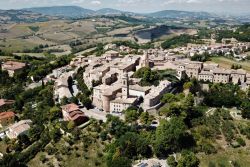Vista aerea del borgo di Mondavio nelle Marche, provincia di Pesaro-Urbino