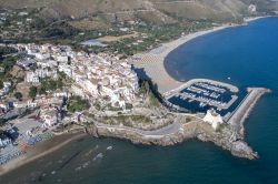 Vista aerea del borgo di Sperlonga nel Lazio, le spiagge e la sua marina