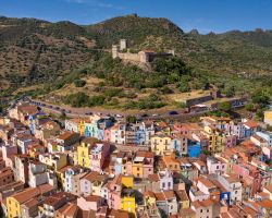 Vista aerea del borgo medievale di Bosa in Sardegna, con il Castello Malaspina e le case colorate del centro storico