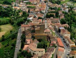 Vista aerea del centro di Vinci in Toscana - © stefano marinari / Shutterstock.com