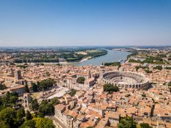 Vista aerea del centro storico di Arles in Provenza, l'anfiteatro e in lontananza la Camargue