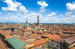 Vista aerea del centro storico di Bologna, Emilia Romagna. Sullo sfondo la torre degli Asinelli, simbolo della città, eretta fra il 1109 e il 119 dal nobile Gherardo Asinelli.
