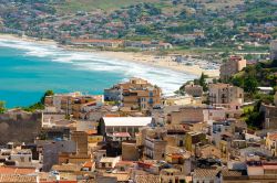 Vista aerea del centro storico e della spiaggia di Castellammare del Golfo in Sicilia