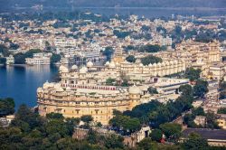 Vista aerea del City Palace di Udaipur, Rajasthan, India.
