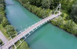 Vista aerea del fiume Adda e di un ponte ad Albosaggia in Lombardia