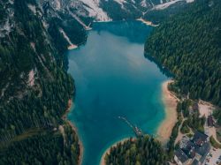 Vista aerea del lago di Braies sulle dolomiti: ha una superficie di 0,31 kmq