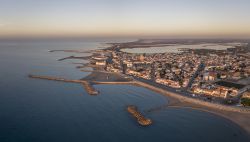 Vista aerea del porto e la cittadina di Saintes-Maries-de-la-Mer in Provenza, Francia