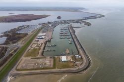 Vista aerea del porto e zona industriale di Lauwersoog vicino a Groningen in Olanda