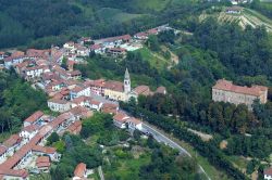Vista aerea del villaggio di Piea e il castello, in Piemonte - © www.romanicomonferrato.it 
