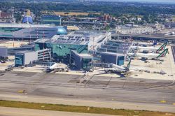 Vista aerea dell'aeroporto internaziale Leonardo da Vinci a Fiumicino di Roma, Lazio - © PitK / Shutterstock.com