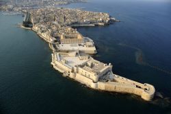 Vista aerea dell'isola di Ortigia a Siracusa in Sicilia. La sua costa forma l'entrata naturale di un grande golfo la cui estremità è costituita dal Parco Naturale del Plemmirio.
 ...