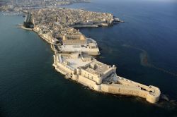 Vista aerea dell'isola di Ortigia a Siracusa in Sicilia. La sua costa forma l'entrata naturale di un grande golfo la cui estremità è costituita dal Parco Naturale del Plemmirio.
 ...