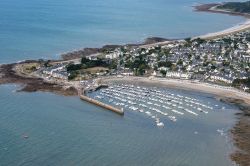 Vista aerea della baia tra Sarzeau e Saint Jacques in Bretagna (Francia)