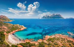 Vista aerea della celebre spiaggia del Dottore uno dei lidi preferiti raggiungibili da Olbia in Sardegna