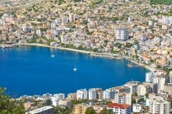 Vista aerea della città di Saranda una delle spiagge più famose in Albania
