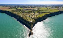 Vista aerea della costa della Normandia teatro del D-Day: Pointe du Hoc e i segni dei bombardamenti ancora visibili