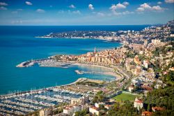 La vista aerea della costa di San Remo. In pratica questo tratto di mare si collega alla COsta Azzurra della Francia, che inizia pochi chilometri più ad occidente, dopo la località ...