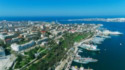 Vista aerea della costa ed il porto di Sebastopoli, Penisola di Crimea - © Denis Zhitnik / Shutterstock.com