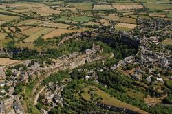 Vista aerea della gola di Bozouls in Francia - © Mairie-bozouls -  CC BY-SA 4.0, Wikipedia