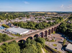 Vista aerea della linea ferroviaria a Chester le Street in Inghilterra - © stocksre / Shutterstock.com