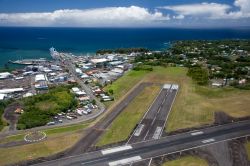 Vista aerea della pista dell'aeroporto di Hilo, isola di Hawaii, Stati Uniti. Sorge a un'altitudine di 12 metri sul livello del mare e accoglie un traffico di passeggeri di oltre 1 milione ...