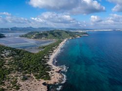 Vista aerea della spiaggia di Es Cavallet a Ibiza, alle Baleari (Spagna)