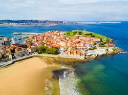 Vista aerea della spiaggia di Gijon nel nord della Spagna, nelle Asturie.