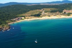 Vista aerea della spiaggia di Kavatsite vicino a Sozopol in Bulgaria 