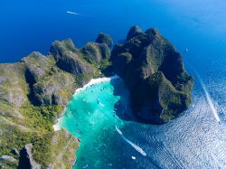Vista aerea della spiaggia di Maya bay a Phi-Phi Islands in Thailandia. E' celebre per essere stata utilizzata per le riprese del film "The beach" con Leonardo di Caprio