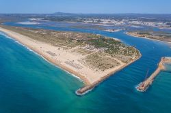 Vista aerea della spiaggia esterna di Tavira in Algarve, sud del Portogallo