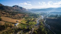 Vista aerea della valle di Yaucan a Cajamarca, Perù. Questa bella zona si trova nelle vicinanze del lago Conga - © Christian Vinces / Shutterstock.com
