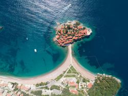 Vista aerea dell'isola di Sveti Stefan nel Montenegro, mar Adriatico