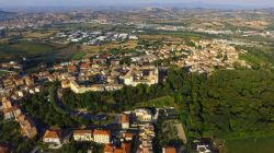 Vista aerea di Camerano, comune delle Marche.
