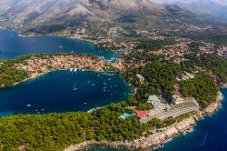 Vista aerea di Cavtat e della splendida baia attorno alla quale si sviluppa. La cittadina si trova cica 20 km a sud di Dubrovnik, in Croazia.