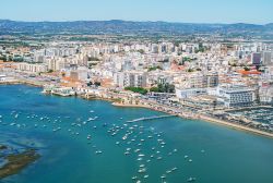 Vista aerea di Faro in Algarve, la città ...