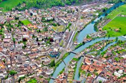 Una suggestiva veduta aerea di Interlaken e del fiume Aar, Svizzera.
