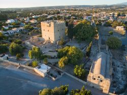 Vista aerea di Kolossi e il suo castello a Cipro