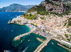 Vista aerea di Maiori, Costa Amlfitana sulla Penisola Sorrentina in Campania