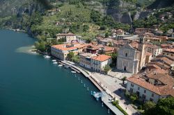 Vista aerea della cittadina di Marone, in splendida posizione sul lago di Iseo, lungo la costa est, all'altezza di Monte Isola - © Pro Loco di Marone